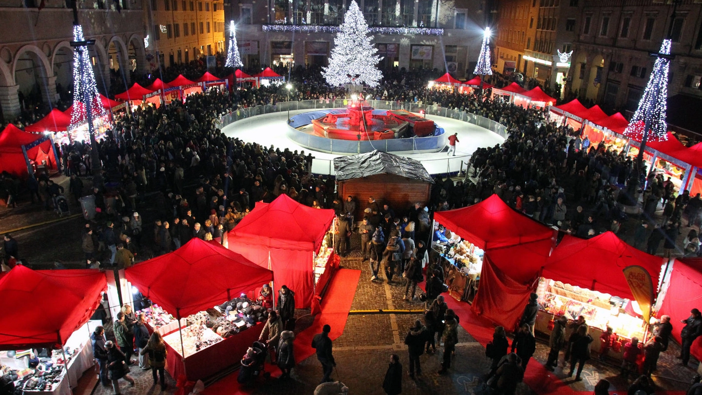 L’albero di Natale più illuminato d’Italia è a Pesaro