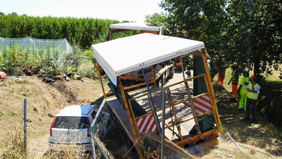Incidente A14 bis Ravenna: camion esce di strada e travolge un'auto (Scardovi)