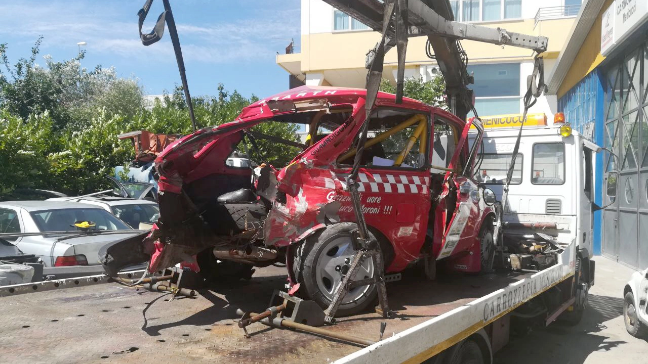 San Marino, incidente mortale al rally: l'auto distrutta (Foto Pruccoli)