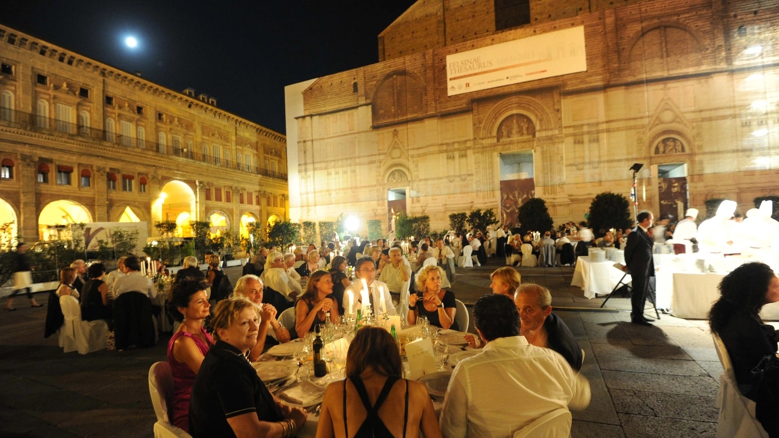 La cena per la Fanep organizzata in piazza Maggiore 9 anni fa (Schicchi)