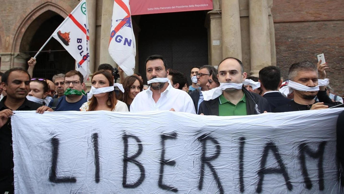 Salvini e Borgonzoni si sono presentati imbavagliati in piazza Maggiore (Afoto Ansa)