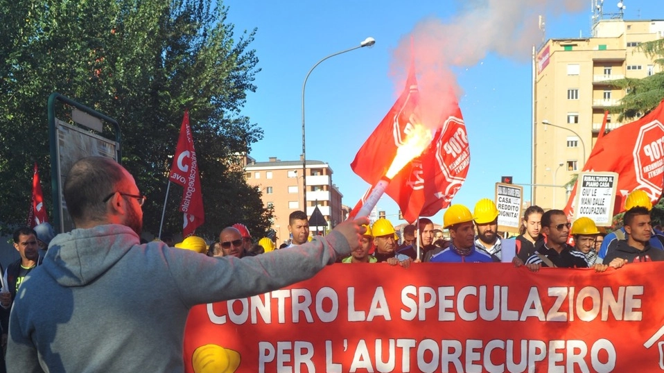 Bologna, manifestazione degli antagonisti in Fiera per l'apertura del Saie 