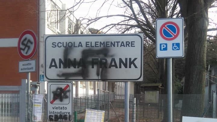 La svastica disegnata sul cartello della scuola dedicata ad Anna Frank