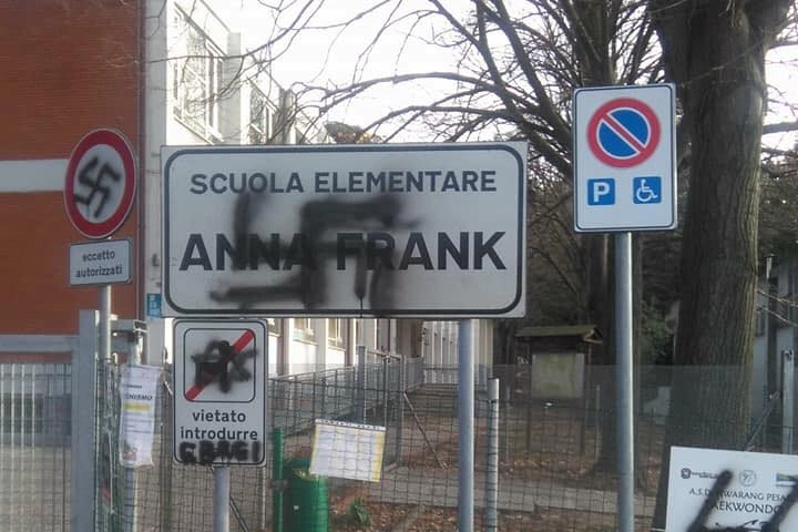 La svastica disegnata sul cartello della scuola dedicata ad Anna Frank