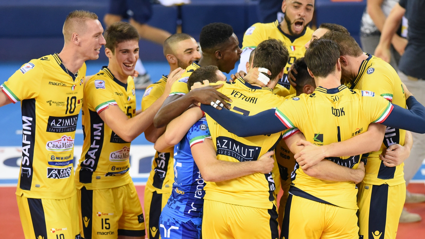 La gioia dei giocatori dell’Azimut Modena che hanno conquistato la seconda Supercoppa consecutiva