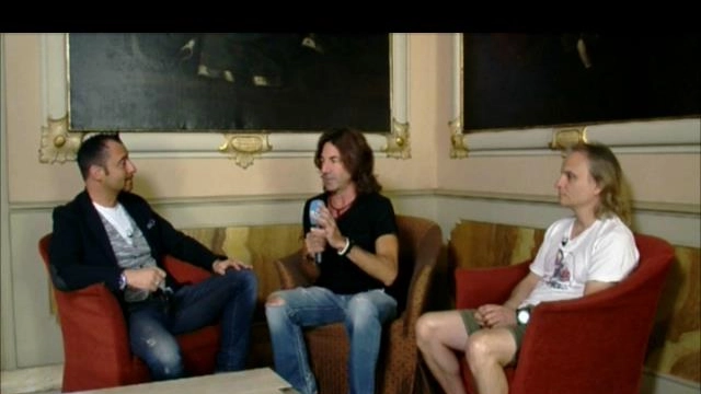 Il chitarrista di Vasco, Stef Burns (al centro), durante l'intervista 