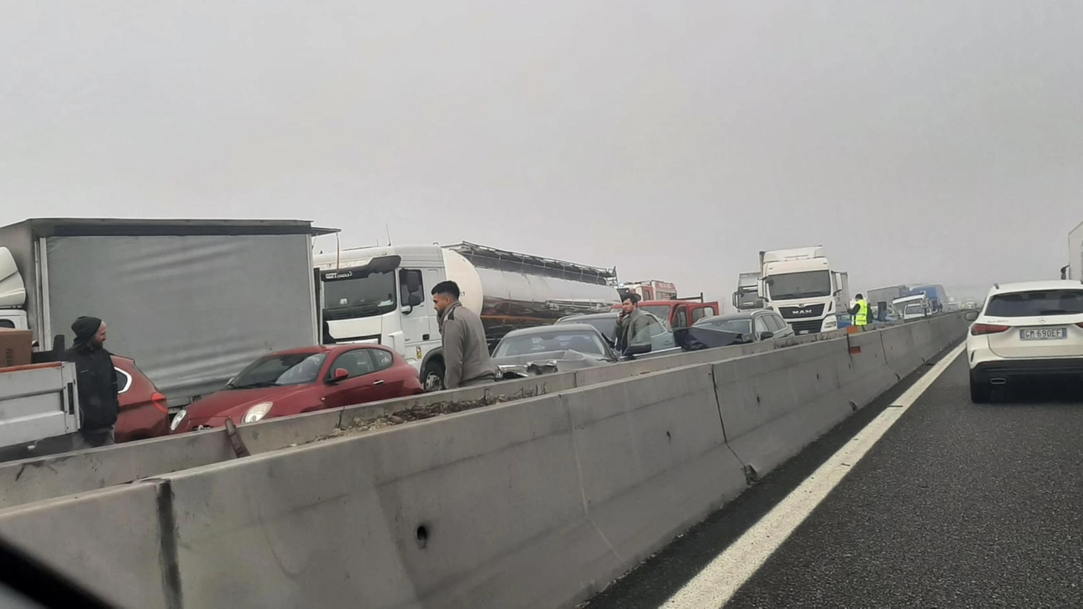 Incidenti per nebbia, chiuso tratto di A1 Piacenza-Parma: i percorsi alternativi