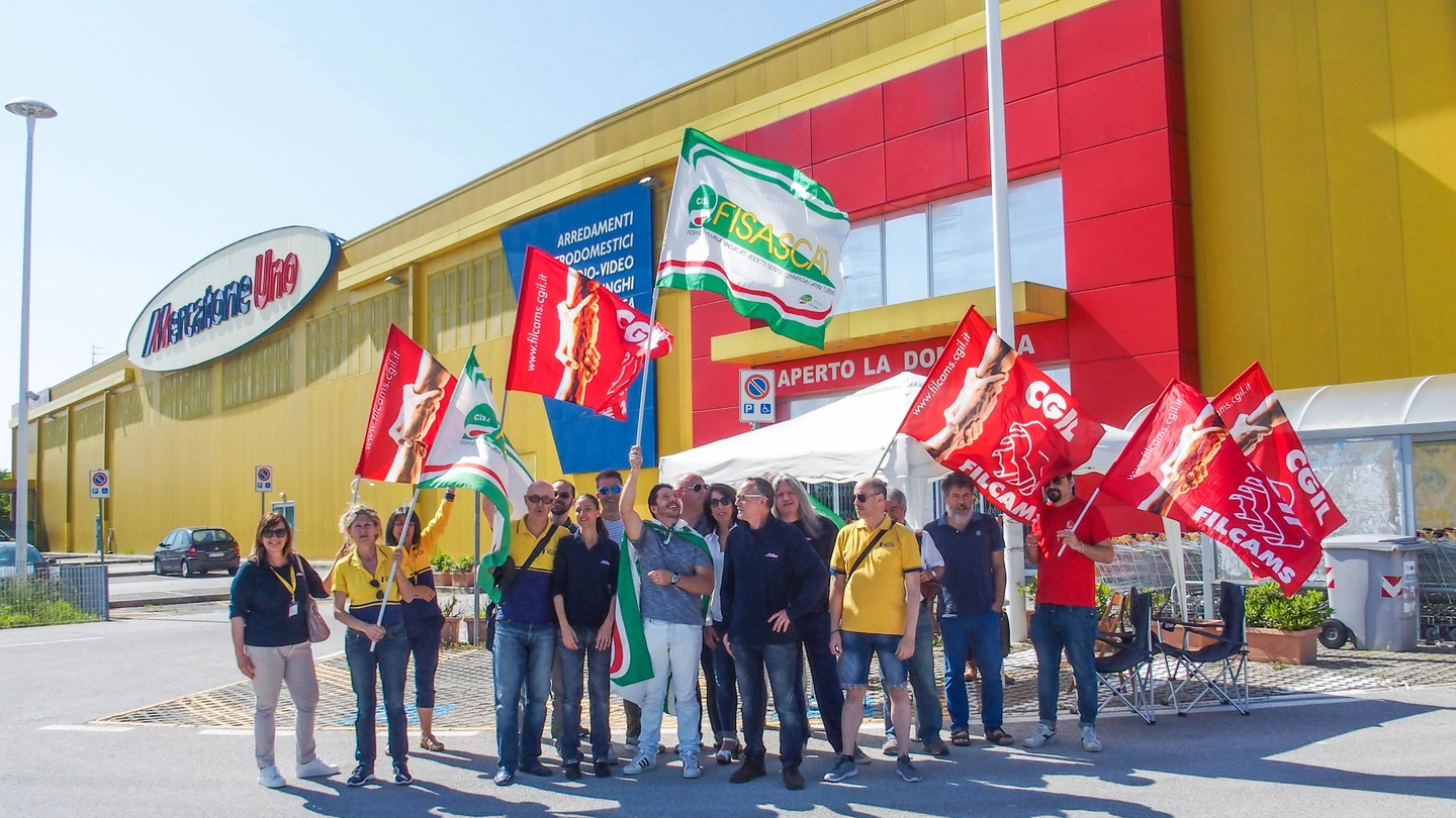 Mercatone Uno, protesta dei dipendenti a Rimini (Foto Bove)