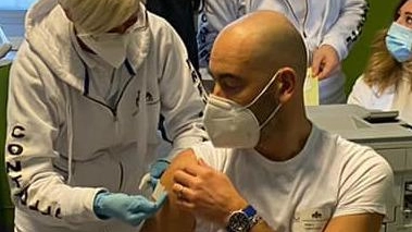 Matteo Bassetti, del San Martino di Genova, si fa vaccinare contro il Covid