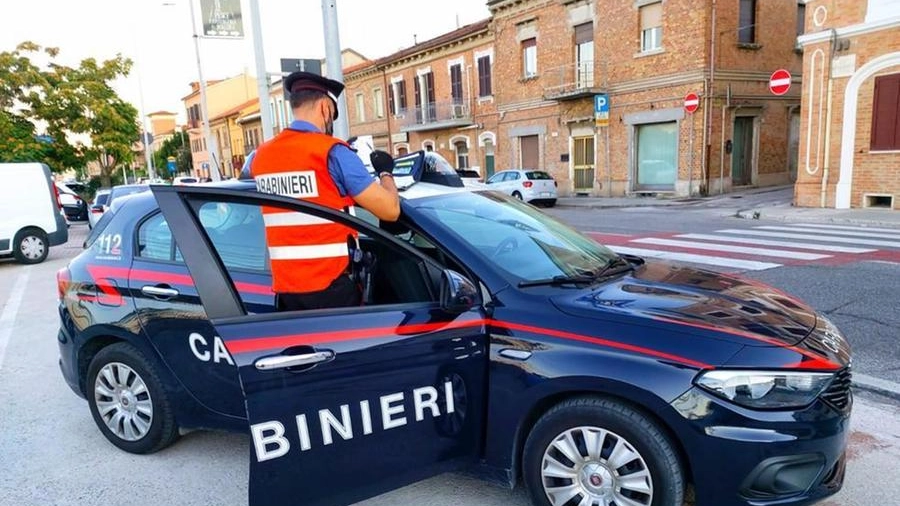 I carabinieri durante un controllo lungo le strade di Falconara