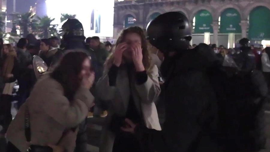 Due delle ragazze abusate in piazza Duomo dai branchi la notte di Capodanno