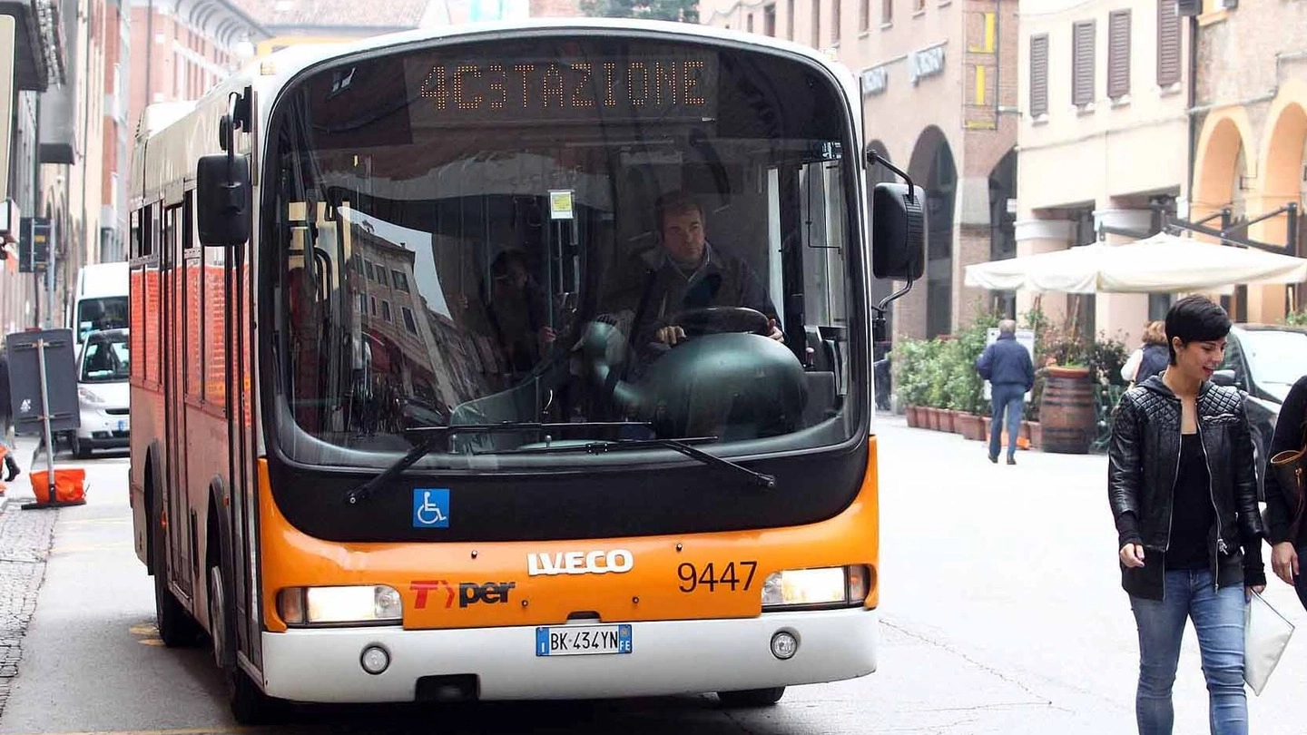 Un autobus tra le vie del centro storico. I controlli  sui mezzi verranno intensificati