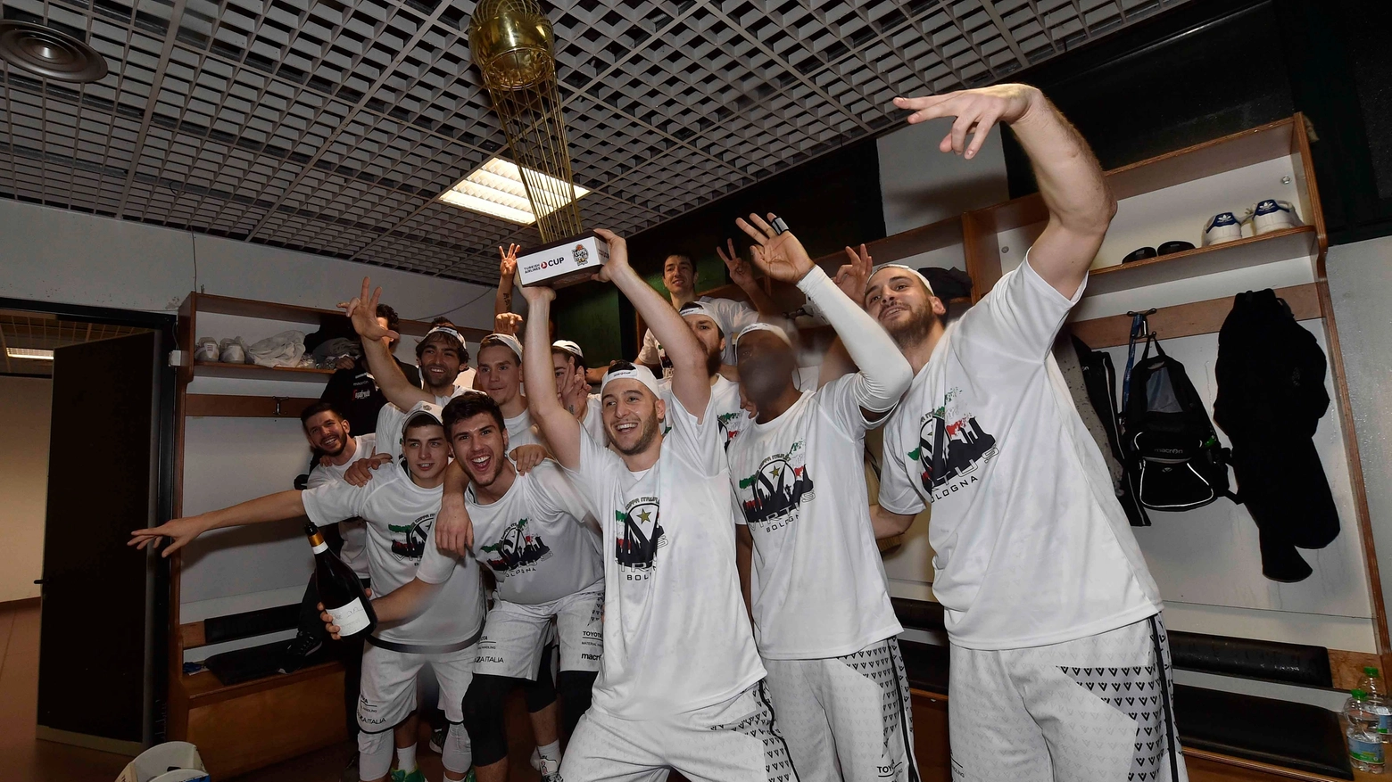 I festeggiamenti per la vittoria della Coppa Italia negli spogliatoi della Virtus