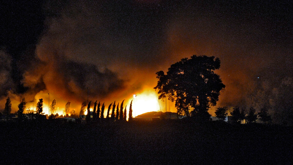 Tolentino, incendio al Cosmari (Foto Calavita)