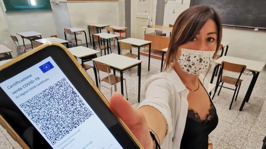 Un’insegnante mostra il Green pass sullo smartphone in classe (foto Luca Castellani)