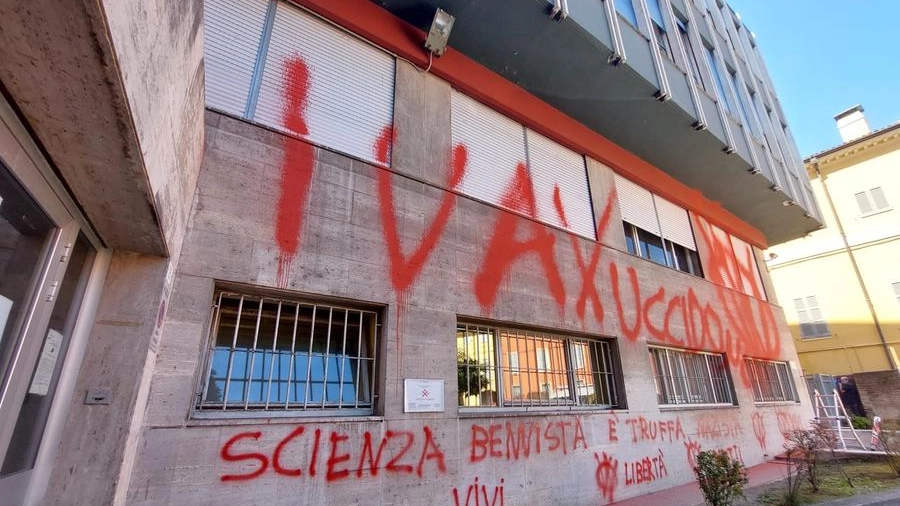 Scritte no vax alla Ausl di Modena