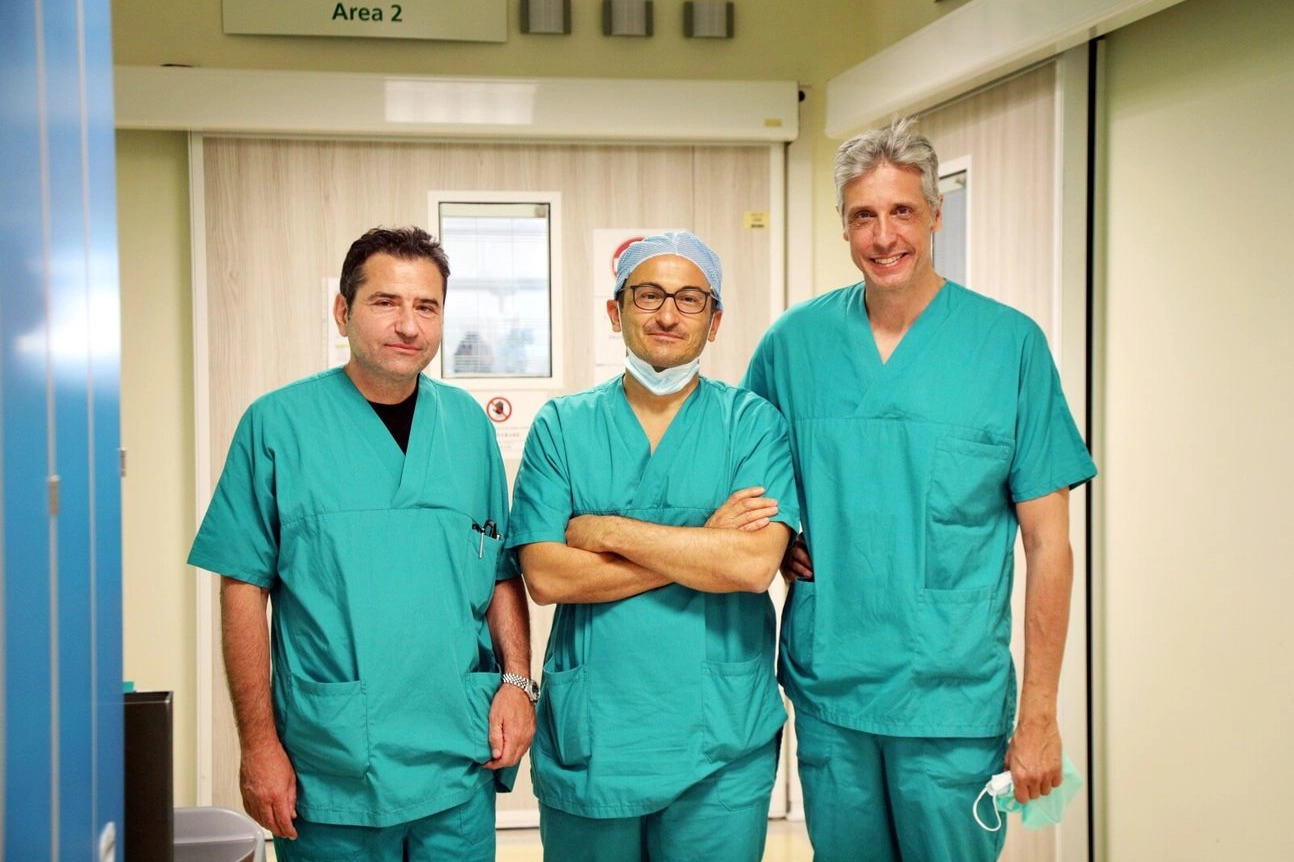 Da sinistra: Antonio Siniscalchi, direttore della Terapia intensiva Post Chirurgica, Matteo Ravaioli e Matteo Cescon