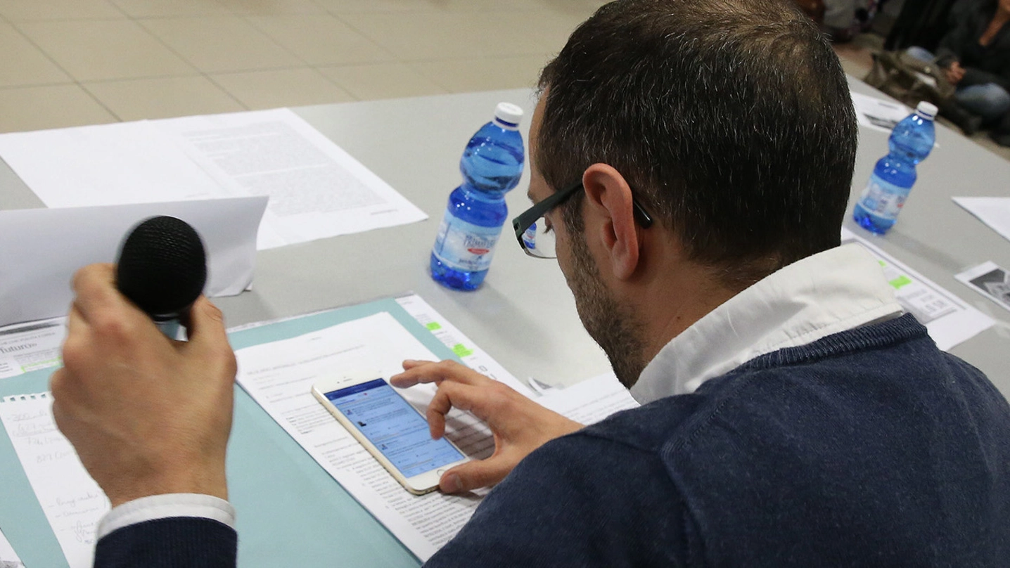 INSEPARABILI Il sindaco Matteo Ricci con l’iPhone 6 nel corso di un incontro pubblico a Pesaro Studi
