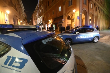 Rapina in gioielleria in via D'Azeglio a Bologna: titolare colpito alla testa