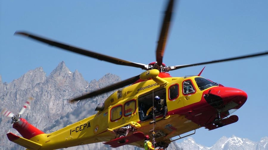Ferito recuperato col verricello dall'elicottero del soccorso alpino