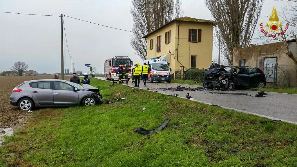 Molinella, le auto dopo l'incidente e i soccorsi (foto Vigili del Fuoco)