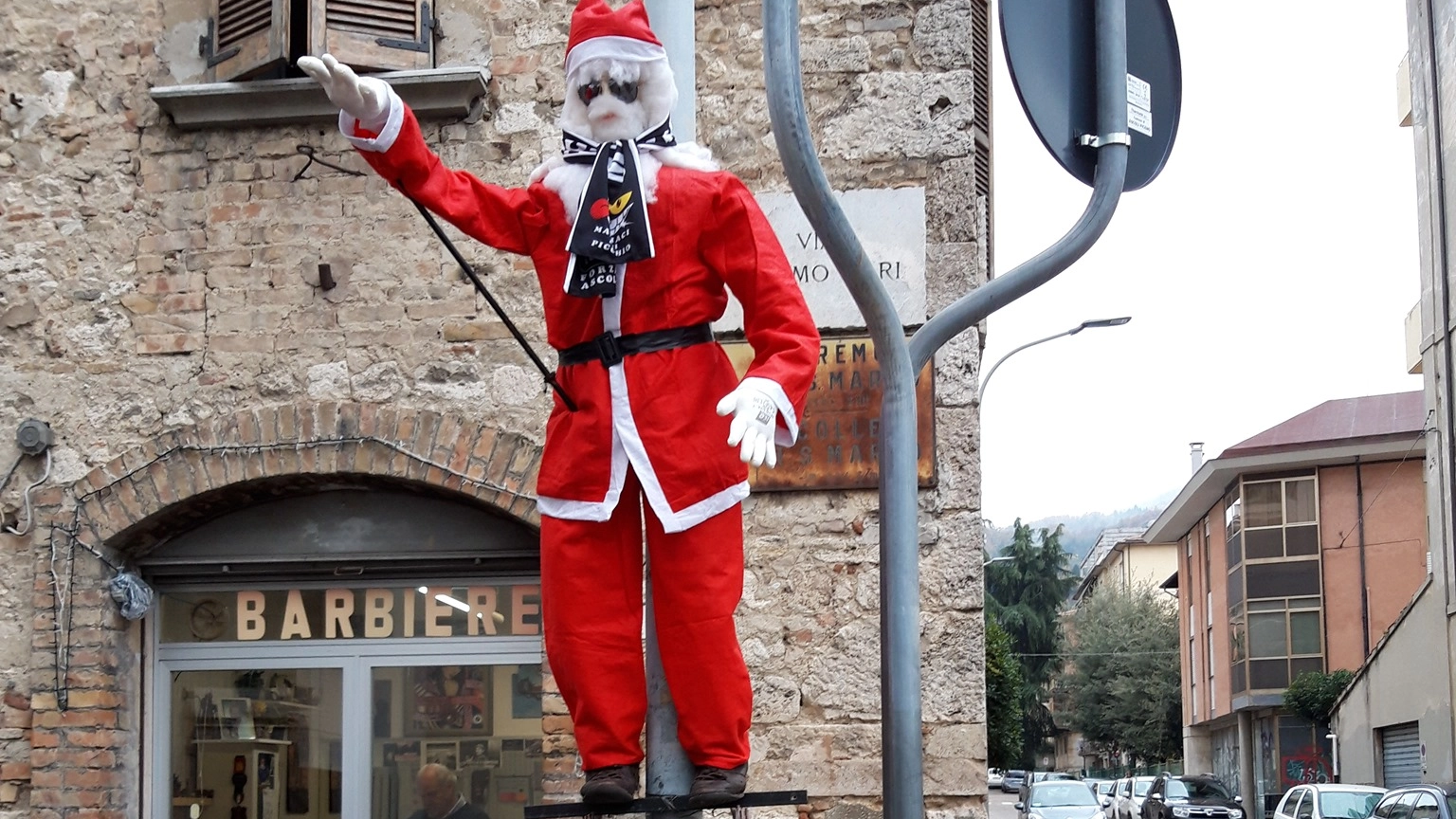 Ascoli, il Babbo Natale 'fascista' fa il saluto romano in via Mari