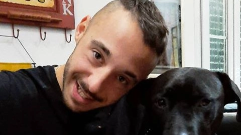 Francesco col suo cane Benny, in gravi condizioni dopo aver ingerito esche avvelenate