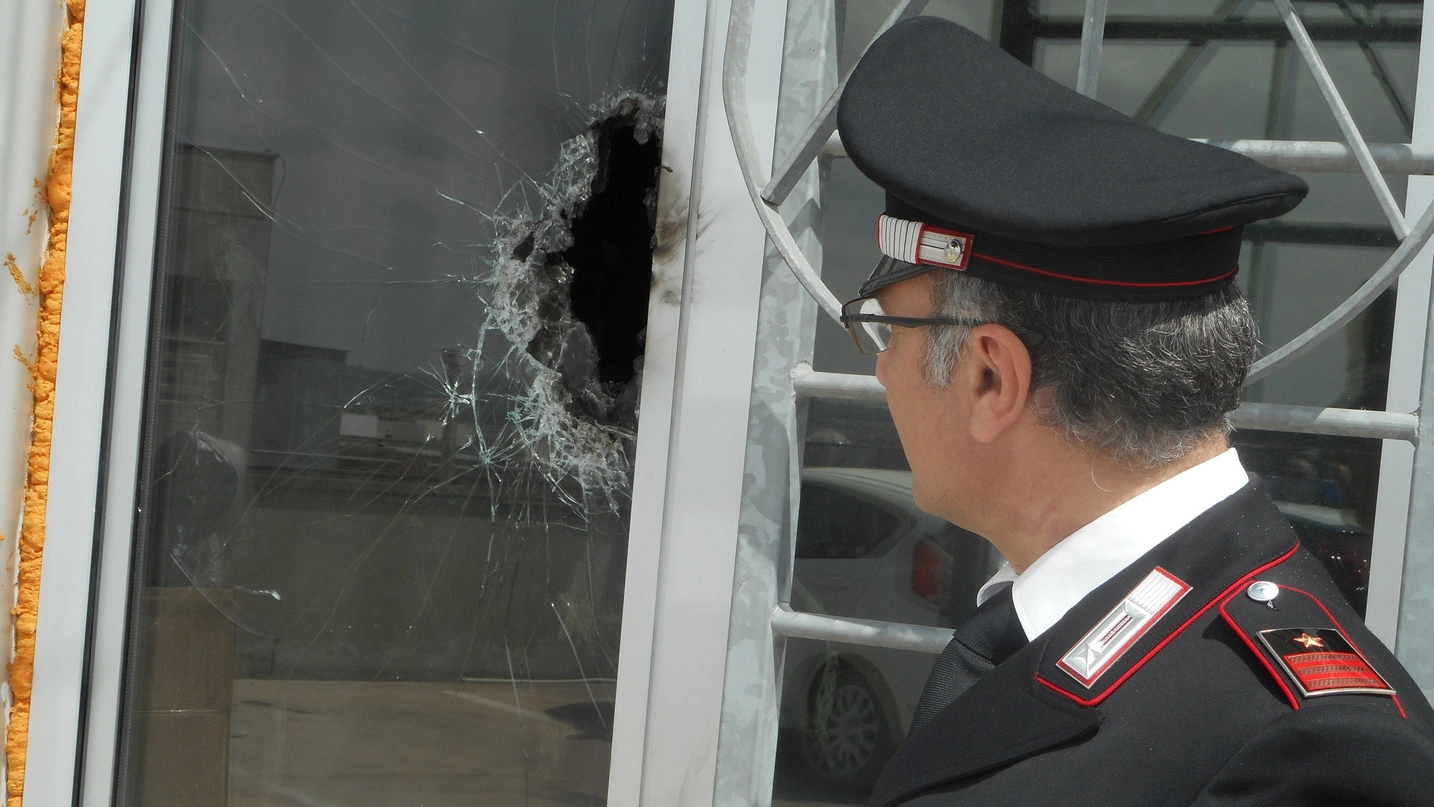 Un carabiniere esamina la finestra sfondata