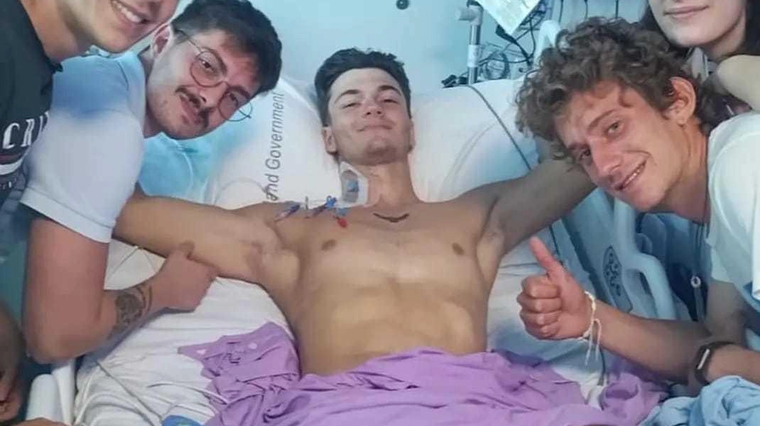 Gli amici del giovane di Parma attaccato in Australia si sono mossi per sostenere le cure: al via la raccolta fondi. I suoi ex compagni di classe: “Speriamo torni presto”