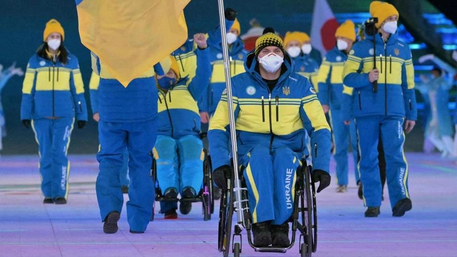 Maksym Yarovyi, il portabandiera, e la delegazione ucraina all'apertura delle Paralimpiadi