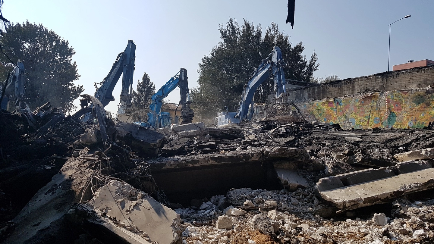 Le macerie dopo l'esplosione del 6 agosto 2018 in A14 (Foto Dire)