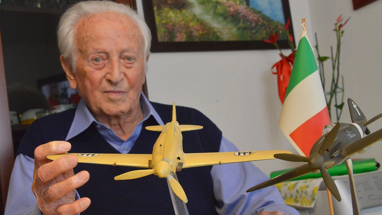 Giulio Zangheri mentre mostra il modellino di una aereo giallo simile a quello che pilotava durante la guerra