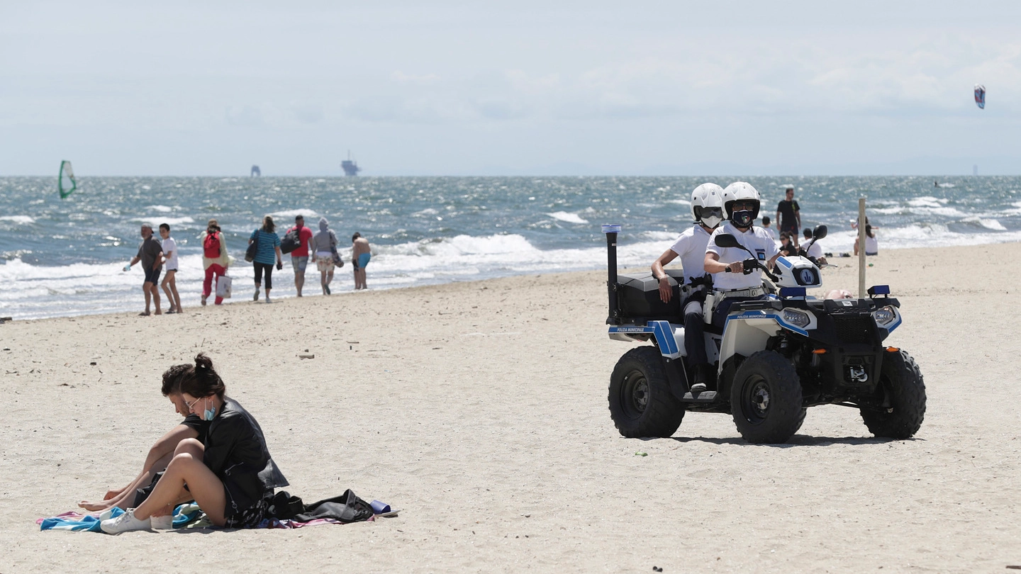 Controlli della Polizia locale con il quad sulle spiagge ravennati (foto Zani)