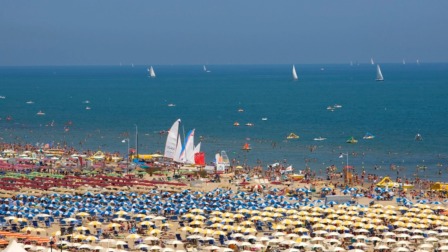 Come ogni estate torna la truffa della casa per le vacanze: nella foto la spiaggia di Rimini (Dire)