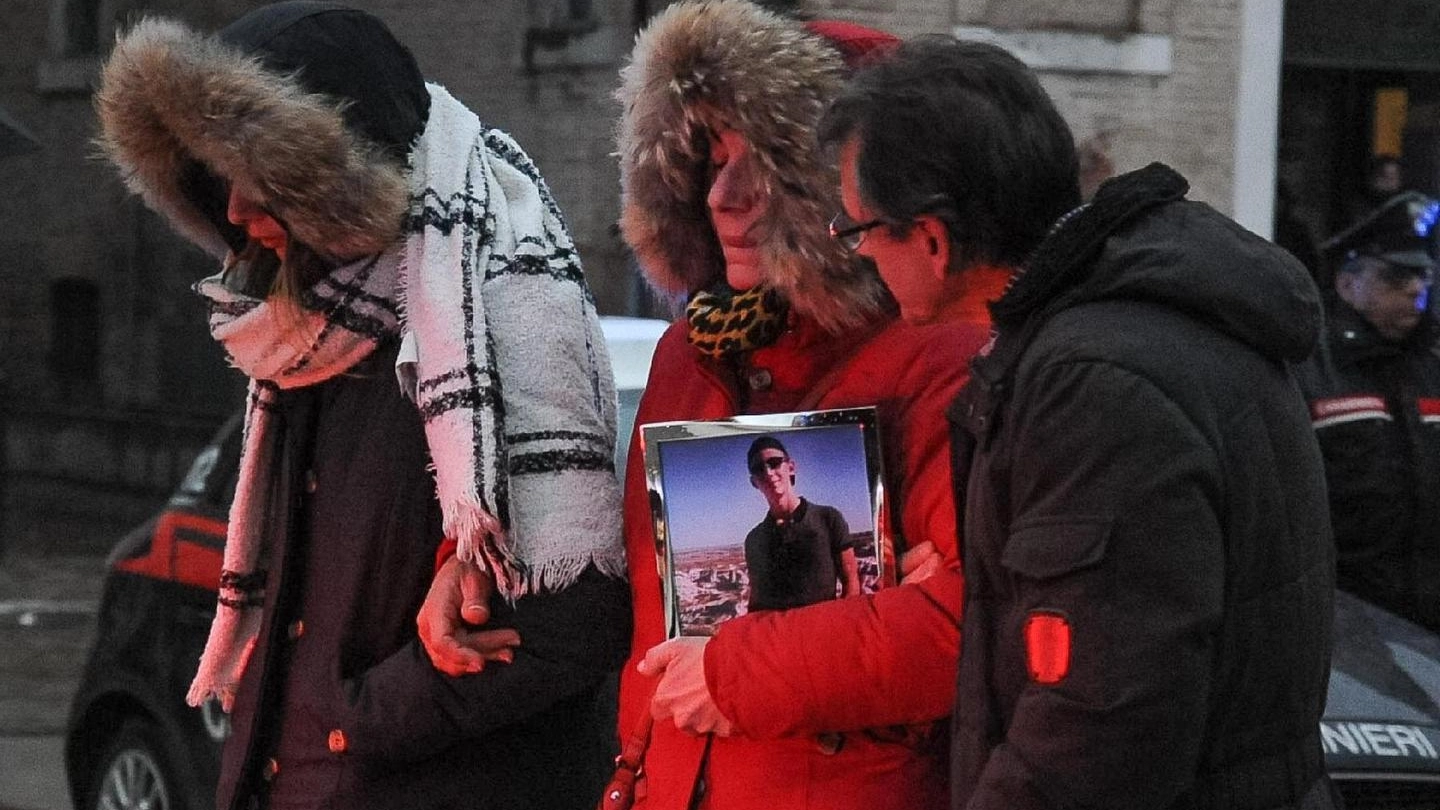 Parenti di Daniele Pongetti, 16 anni, vittima discoteca Cordinaldo durante i funerali 