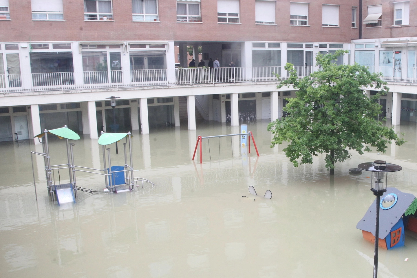 Un’immagine del quartiere Zuccherificio sommerso dall’acqua del Savio il 16 maggio