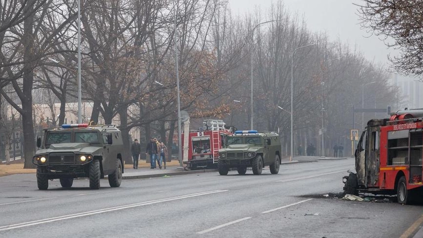 Veicoli militari nel centro di Almaty
