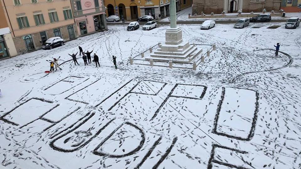 un messaggio lasciato in piazza dagli studenti di Savignano al sindaco Filippo Giovannini