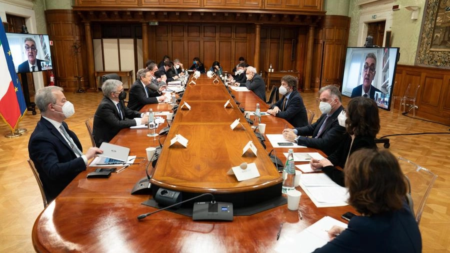 Il tavolo del Consiglio dei Ministri riunito sull'obbligo vaccinale
