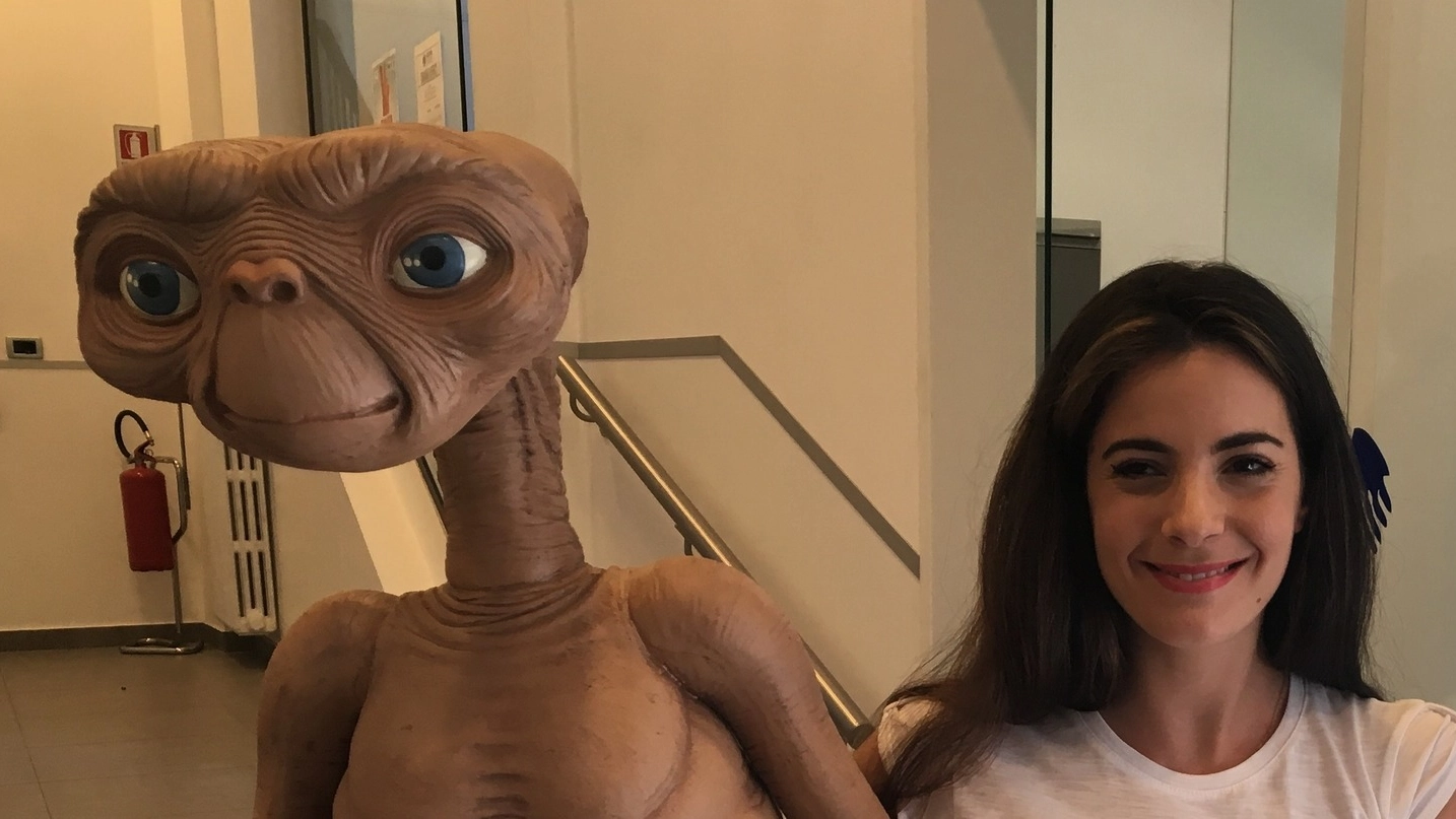 Una hostess del Ferrara Film Festival con il pupazzo di E.T. creato dal ferrarese Carlo Rambaldi