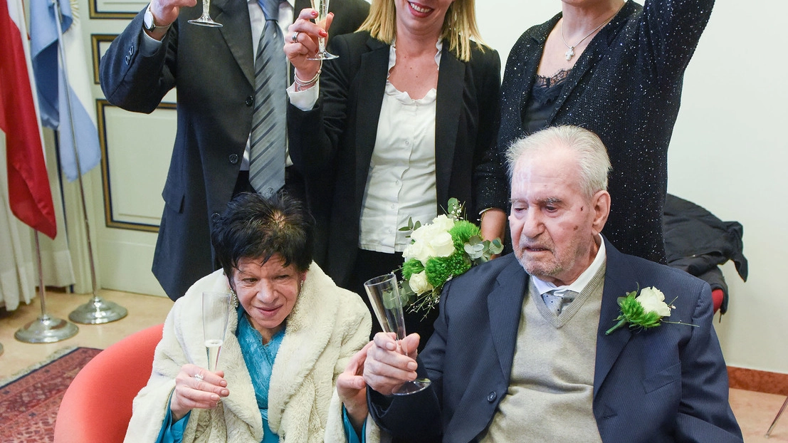 La cerimonia in Comune a Civitanova per le nozze di Mario Gigli, 92 anni, e Maria Canu, 71