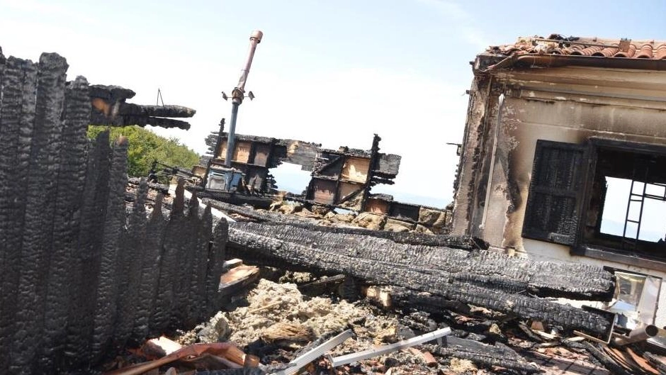 Il rifugio Corsini a devastatato da un incendio (Foto Pisciolini)