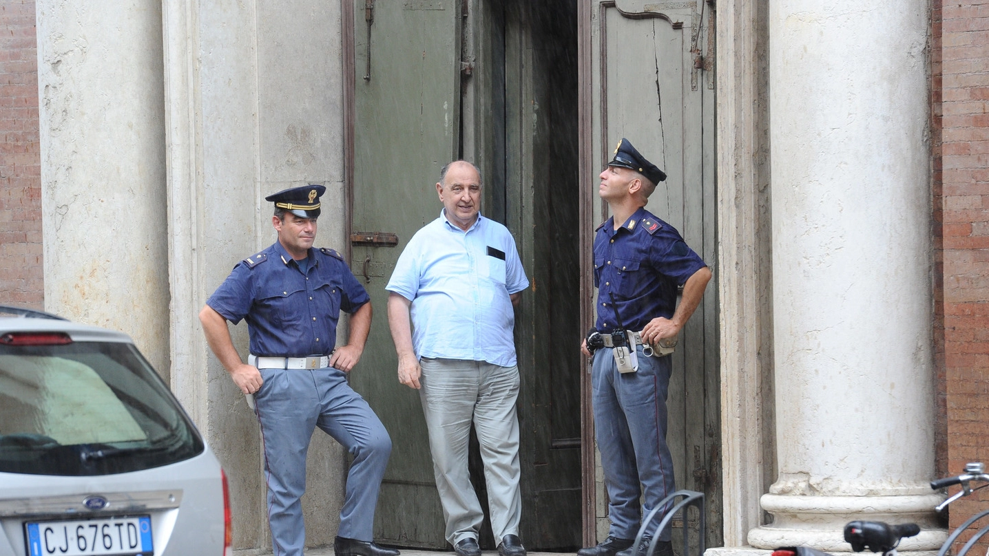 La polizia davanti alla chiesa di San Vincenzo insieme al Parroco, che scoprì il furto e  avvisò le forze dell’ordine