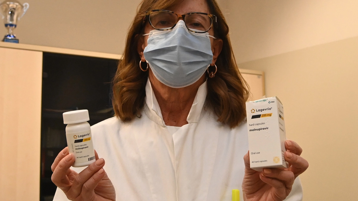 Morena Borsari con le pillole consegnate dalla struttura commissariale
