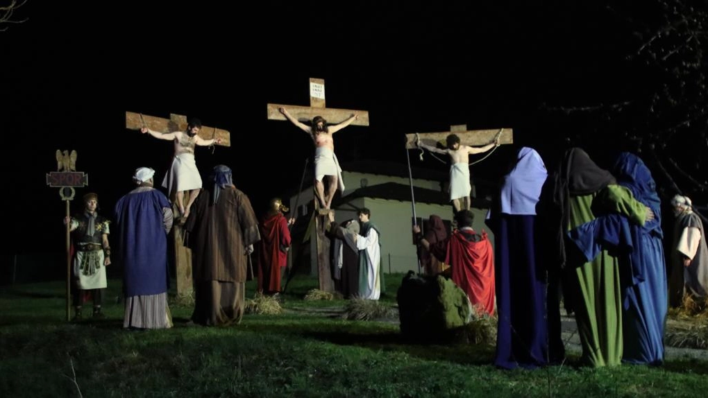Il freddo non ferma la Via Crucis: migliaia in processione