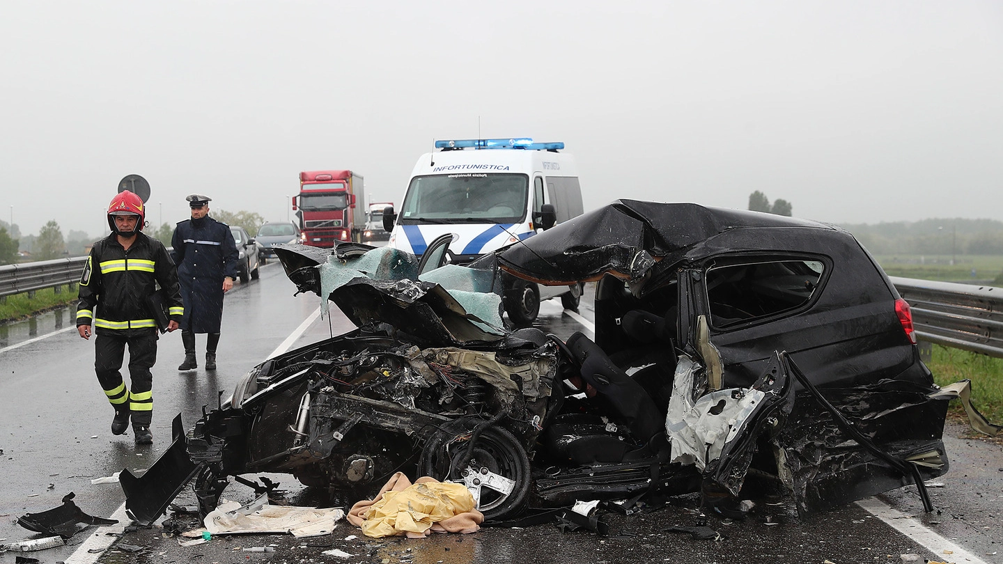 Ravenna, l'auto distrutta nell'incidente sull'Adriatica (Foto Zani)