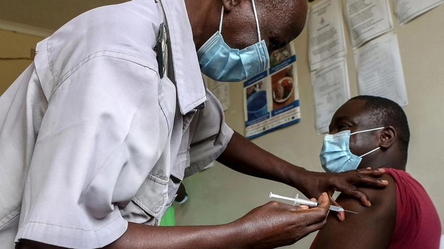 Un uomo riceve il vaccino in un Paese africano