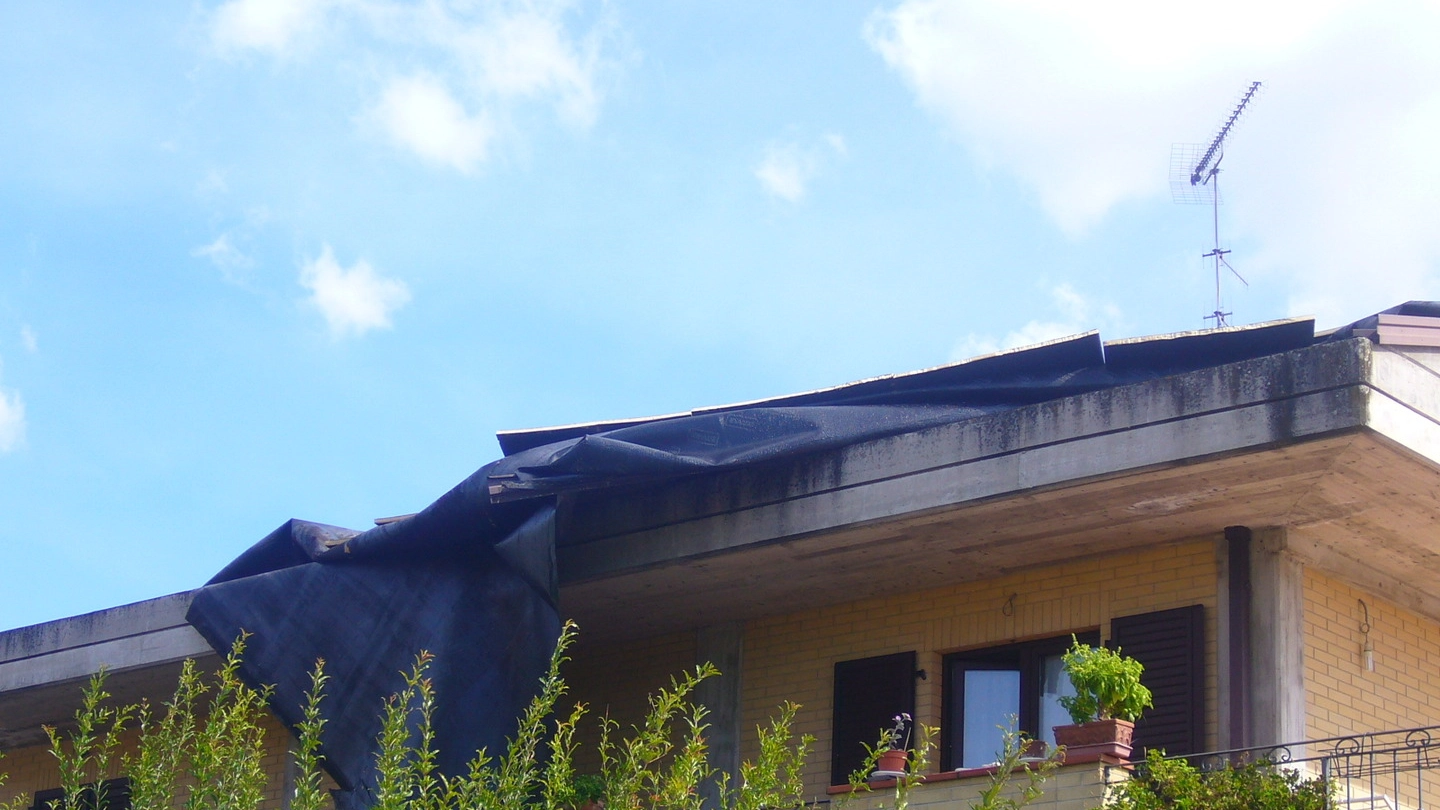 Valmir di Petritoli (Fermo), tetto scoperchiato dalla tromba d'aria (Foto Pieragostini)
