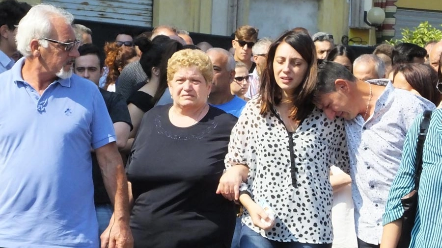 Reggiolo, i familiari di Davide Iaquinta al funerale (Foto Lecci)