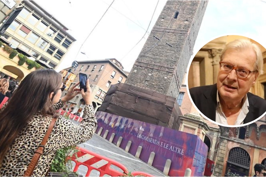 Bologna chiude gli spazi sotto la torre Garisenda per effettuare i monitoraggi. Nel cerchio Vittorio Sgarbi